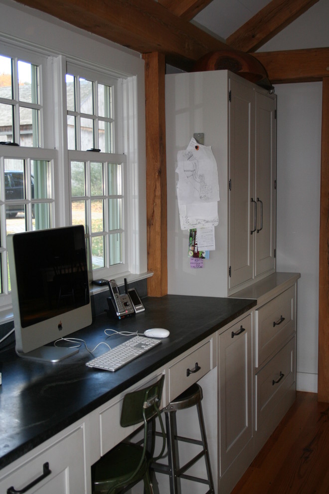Bild på ett lantligt linjärt kök och matrum, med luckor med infälld panel, grå skåp och bänkskiva i täljsten
