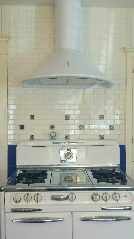 Foto på ett litet vintage vit kök, med en rustik diskho, skåp i shakerstil, vita skåp, bänkskiva i kvartsit, vitt stänkskydd, stänkskydd i tunnelbanekakel, rostfria vitvaror, klinkergolv i keramik och blått golv
