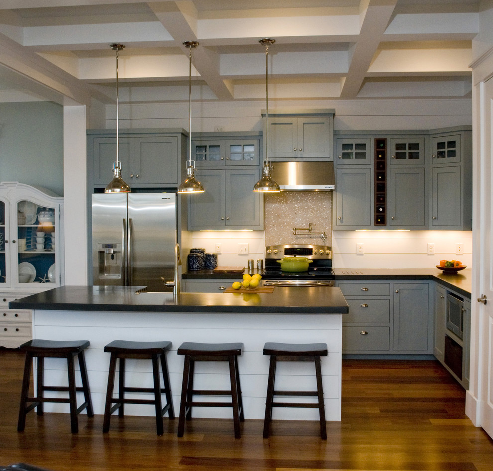 Стильный дизайн: параллельная кухня в классическом стиле с техникой из нержавеющей стали, серыми фасадами, столешницей из бетона и фасадами в стиле шейкер - последний тренд