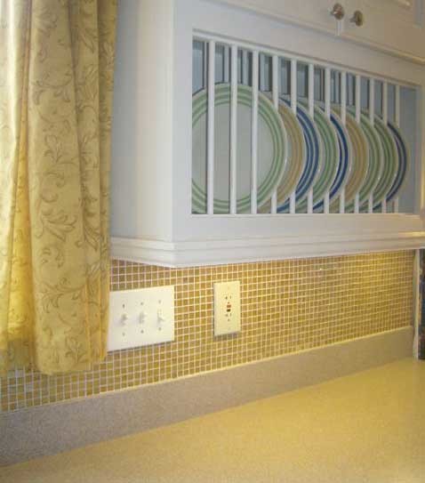 Immagine di una cucina a L design di medie dimensioni con ante bianche, paraspruzzi giallo e paraspruzzi con piastrelle di vetro