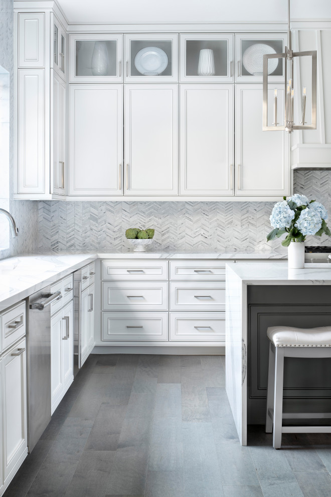 Exempel på ett stort lantligt vit vitt kök, med en undermonterad diskho, luckor med infälld panel, vita skåp, grått stänkskydd, stänkskydd i stenkakel, rostfria vitvaror, mellanmörkt trägolv, en köksö, grått golv och bänkskiva i kvarts