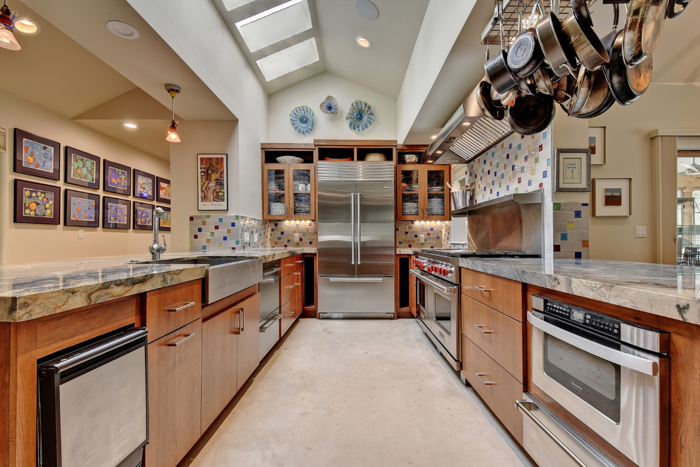 オースティンにある広いコンテンポラリースタイルのおしゃれなキッチン (エプロンフロントシンク、中間色木目調キャビネット、マルチカラーのキッチンパネル、セラミックタイルのキッチンパネル、シルバーの調理設備) の写真