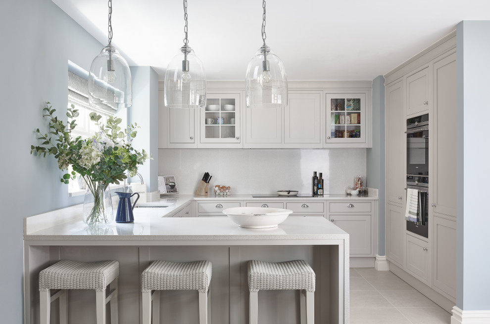 Klassische Küche in U-Form mit Unterbauwaschbecken, Schrankfronten im Shaker-Stil, grauen Schränken, Halbinsel, grauem Boden und weißer Arbeitsplatte in Buckinghamshire