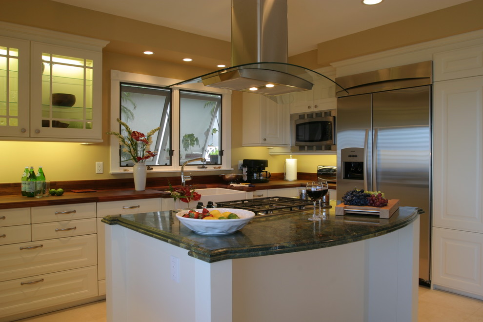 Foto di una cucina abitabile contemporanea con ante di vetro, top in legno, elettrodomestici in acciaio inossidabile, lavello stile country e ante bianche