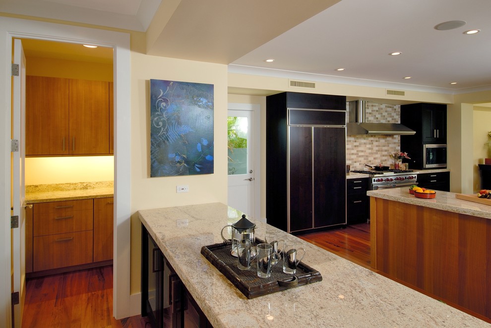 Cette photo montre une cuisine tendance avec un plan de travail en granite.