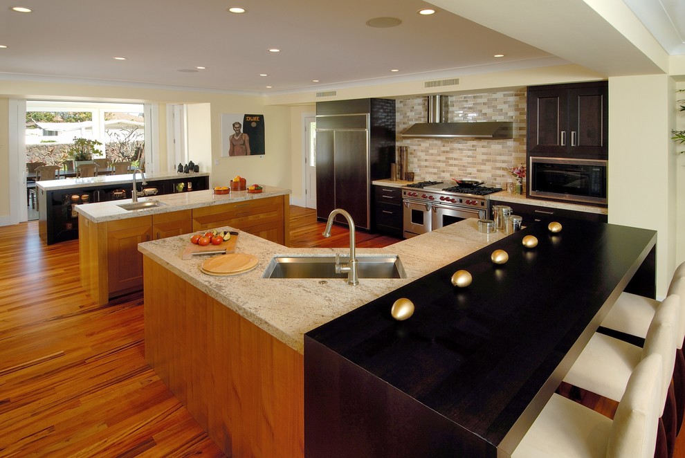 Idée de décoration pour une cuisine design avec un plan de travail en granite.