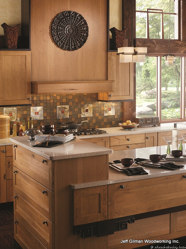 Idéer för ett rustikt kök, med en undermonterad diskho, släta luckor, skåp i ljust trä, bänkskiva i kvarts, flerfärgad stänkskydd, stänkskydd i sten och rostfria vitvaror