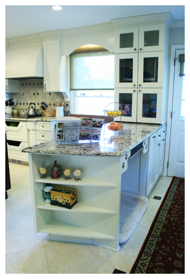Diseño de cocina tradicional renovada con fregadero bajoencimera, armarios estilo shaker, puertas de armario blancas, encimera de granito, electrodomésticos de acero inoxidable y una isla
