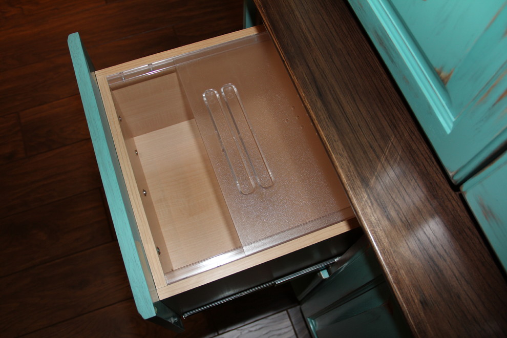 Foto de cocina campestre con armarios con paneles con relieve y puertas de armario verdes