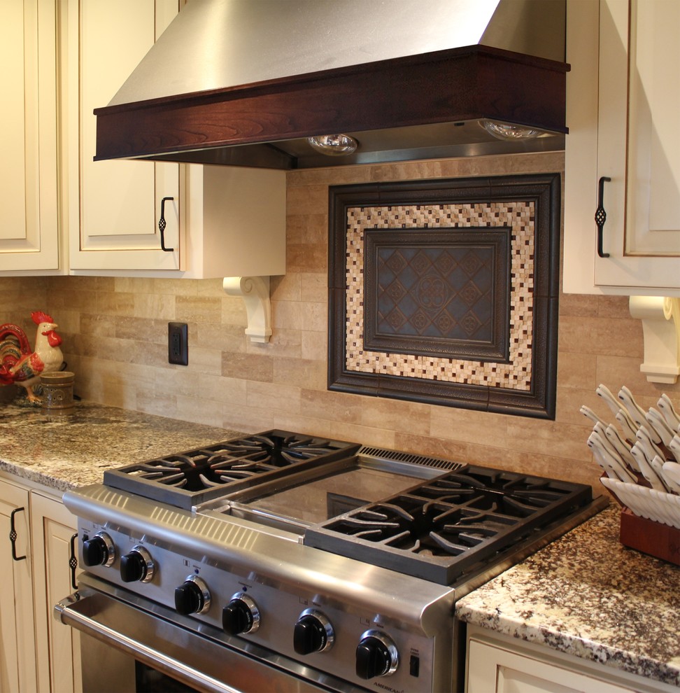Idéer för att renovera ett medelhavsstil kök, med en rustik diskho, luckor med upphöjd panel, skåp i mörkt trä, granitbänkskiva, beige stänkskydd, stänkskydd i metallkakel och rostfria vitvaror