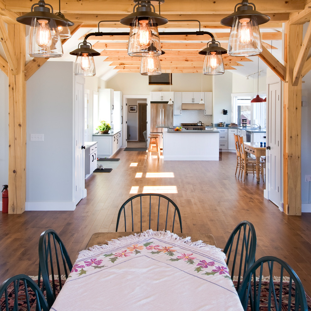 Idéer för att renovera ett stort vintage kök, med vita skåp, rostfria vitvaror, en rustik diskho, skåp i shakerstil, bänkskiva i betong, vitt stänkskydd, mellanmörkt trägolv, en köksö och brunt golv