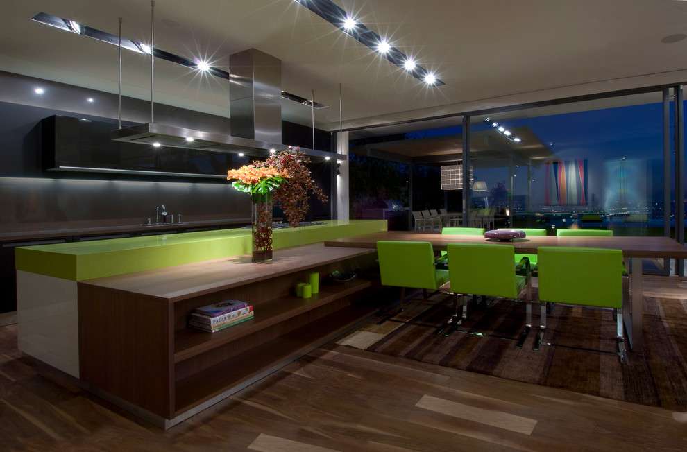 Idéer för att renovera ett mycket stort funkis grön grönt kök, med grått stänkskydd, rostfria vitvaror, mellanmörkt trägolv, en köksö och brunt golv