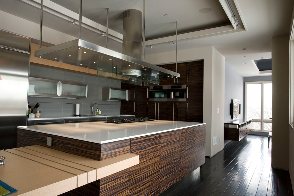 Große Moderne Wohnküche in U-Form mit flächenbündigen Schrankfronten, hellen Holzschränken, Küchenrückwand in Grau, Küchengeräten aus Edelstahl, dunklem Holzboden und Kücheninsel in Minneapolis