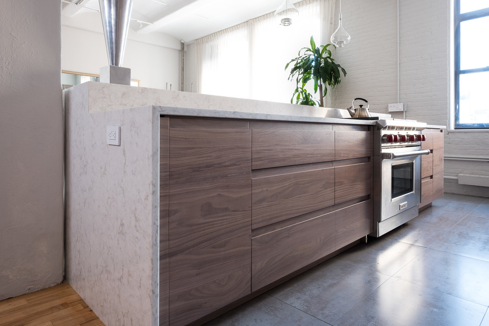 Inspiration pour une cuisine ouverte parallèle design en bois foncé de taille moyenne avec un placard à porte plane, un plan de travail en granite et îlot.