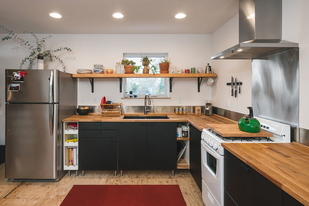 Idéer för att renovera ett funkis brun brunt l-kök, med träbänkskiva, stänkskydd med metallisk yta, plywoodgolv, en dubbel diskho och brunt golv