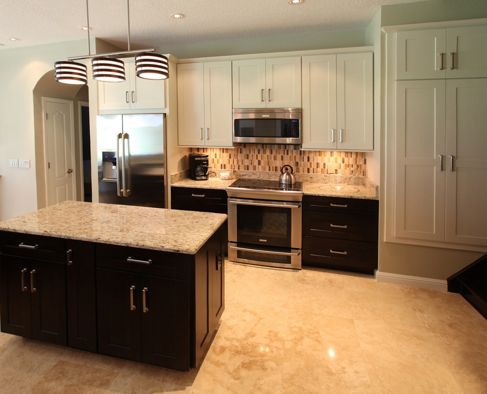 Immagine di una cucina design di medie dimensioni con ante in stile shaker, ante bianche, top in granito, paraspruzzi multicolore, elettrodomestici in acciaio inossidabile, pavimento in marmo e pavimento beige