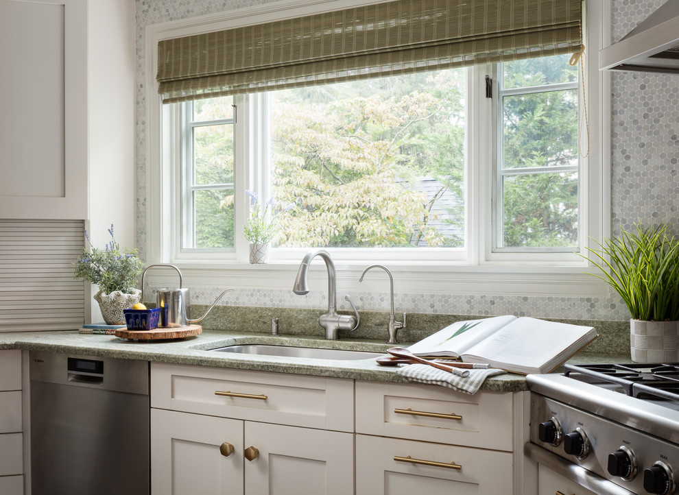 Kitchen - large contemporary kitchen idea in New York