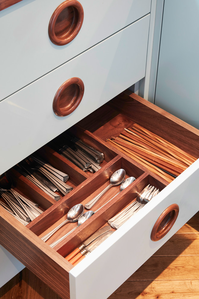 Ispirazione per una piccola cucina ad U minimalista chiusa con lavello stile country, ante lisce, ante blu, top in legno, paraspruzzi blu, paraspruzzi con piastrelle di cemento, elettrodomestici in acciaio inossidabile, parquet scuro, nessuna isola e pavimento marrone