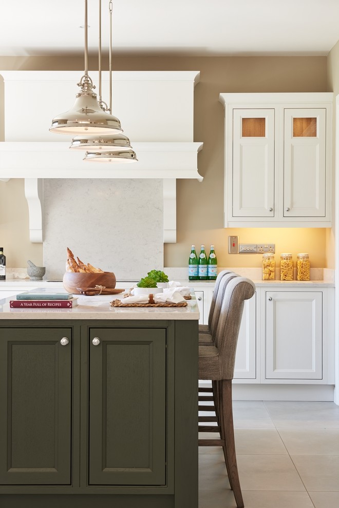 Bild på ett stort lantligt kök, med luckor med infälld panel, grå skåp, vitt stänkskydd, stänkskydd i marmor, en köksö och vitt golv