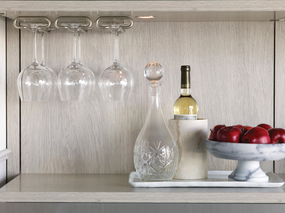 Esempio di una cucina minimalista di medie dimensioni con ante di vetro, ante in legno chiaro, top in legno, paraspruzzi beige, pavimento in terracotta e nessuna isola