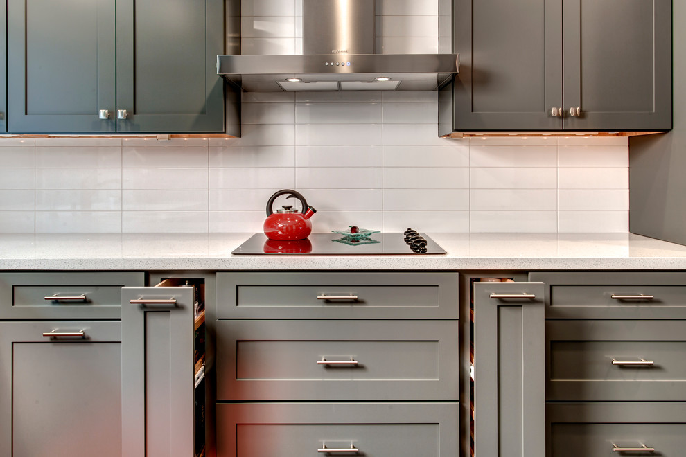 Example of a mid-sized minimalist l-shaped dark wood floor eat-in kitchen design in Seattle with an undermount sink, shaker cabinets, gray cabinets, quartz countertops, white backsplash, stainless steel appliances and an island