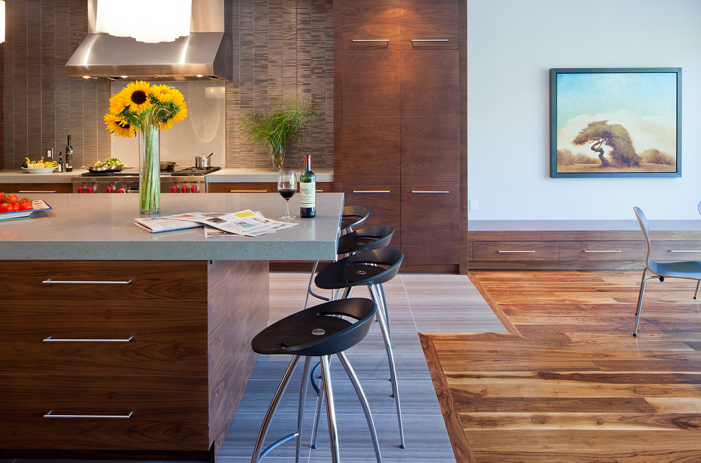 Immagine di una cucina design con ante lisce, ante in legno bruno e parquet e piastrelle
