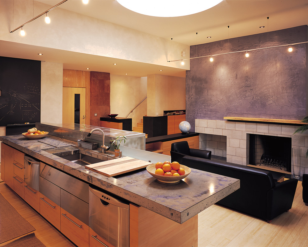 Bild på ett mellanstort funkis kök, med en undermonterad diskho, släta luckor, skåp i ljust trä, bänkskiva i betong, rostfria vitvaror, bambugolv, grått stänkskydd och stänkskydd i metallkakel