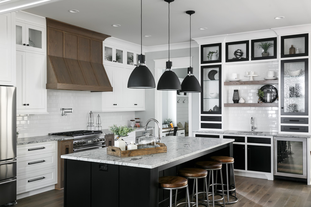 Klassische Küche mit Schrankfronten im Shaker-Stil, Küchenrückwand in Weiß, Rückwand aus Metrofliesen, Küchengeräten aus Edelstahl, dunklem Holzboden, Kücheninsel, braunem Boden und grauer Arbeitsplatte in Louisville