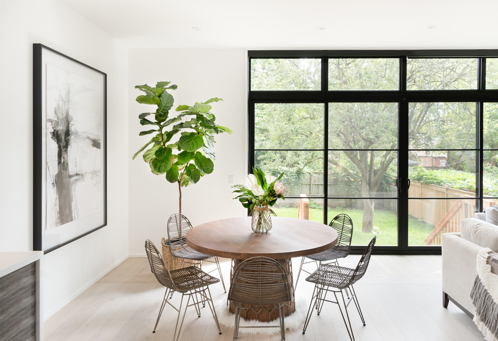 Bild på ett mellanstort minimalistiskt kök med öppen planlösning, med ljust trägolv, en köksö och vitt golv