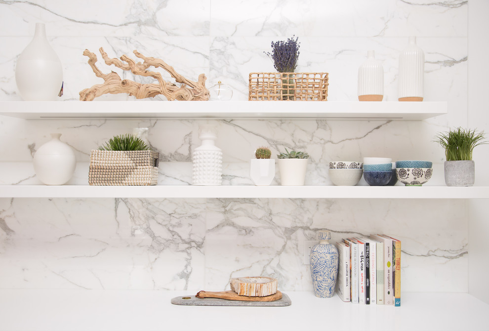 Idéer för stora skandinaviska vitt kök, med en undermonterad diskho, släta luckor, skåp i slitet trä, bänkskiva i kvarts, vitt stänkskydd, stänkskydd i marmor, integrerade vitvaror, ljust trägolv, en köksö och vitt golv