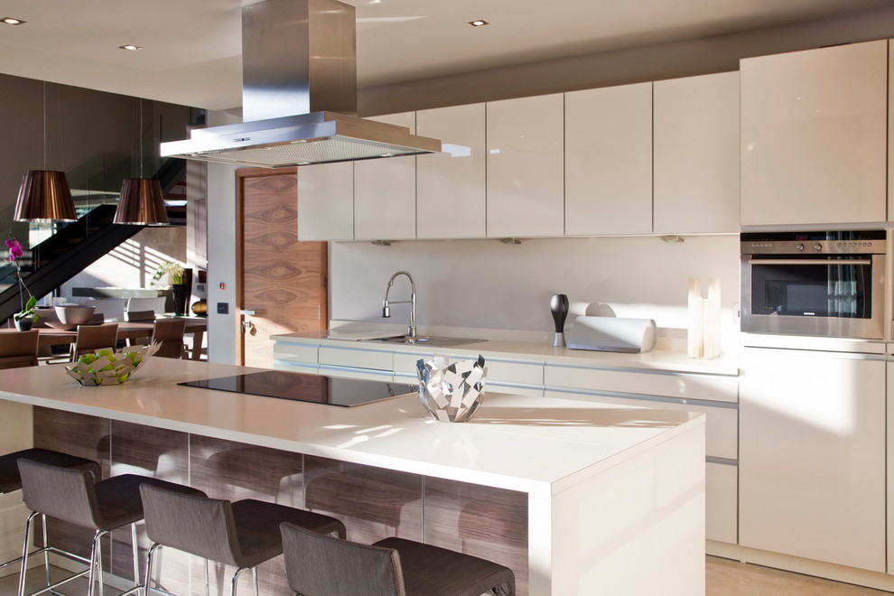 Moderne Küche mit Einbauwaschbecken, flächenbündigen Schrankfronten und weißen Schränken in Sonstige