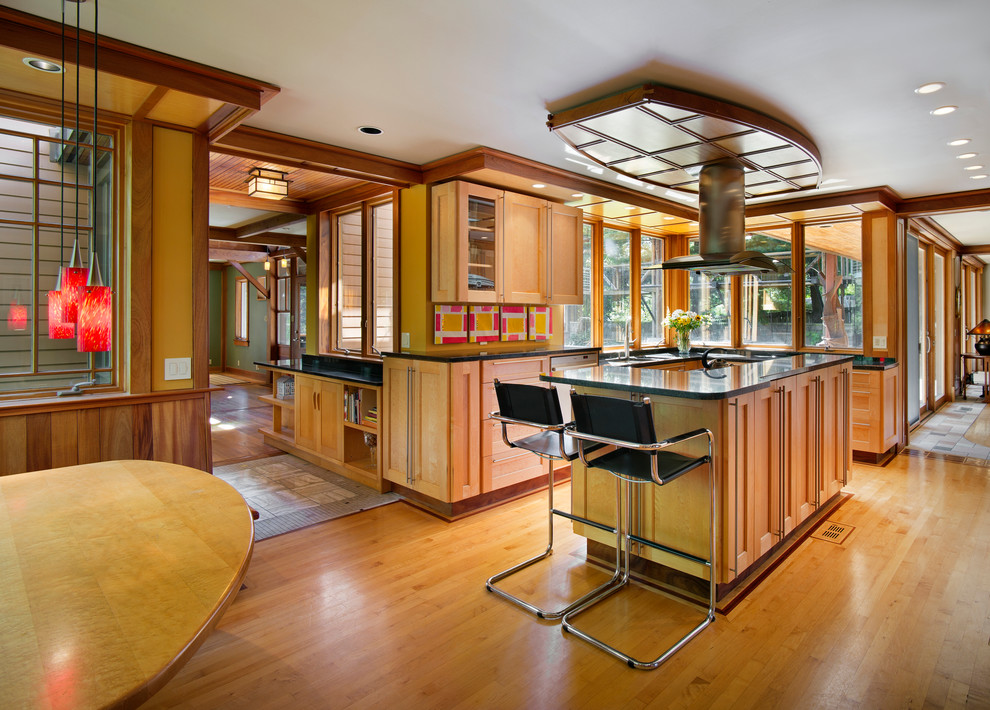 На фото: угловая кухня в стиле кантри с обеденным столом, фасадами с утопленной филенкой, фасадами цвета дерева среднего тона, разноцветным фартуком, паркетным полом среднего тона, островом и окном