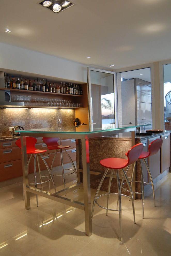 Свежая идея для дизайна: кухня в современном стиле с обеденным столом и открытыми фасадами - отличное фото интерьера