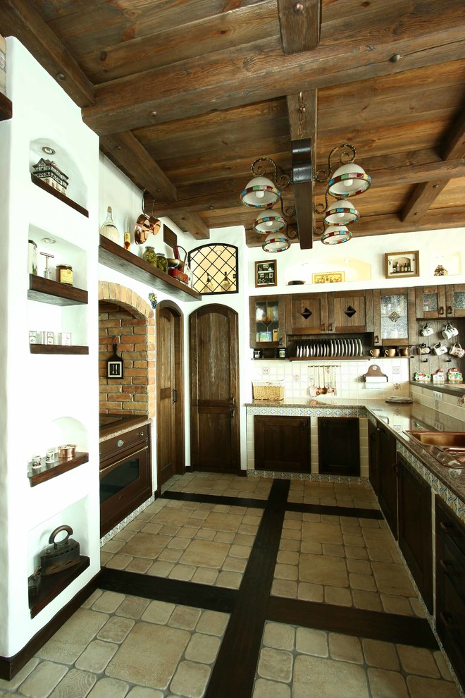 Свежая идея для дизайна: п-образная кухня в стиле рустика с накладной мойкой, фасадами с утопленной филенкой, темными деревянными фасадами, разноцветным фартуком и цветной техникой - отличное фото интерьера