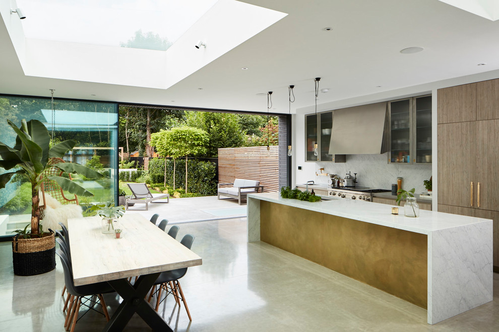 Foto di una grande cucina contemporanea con ante lisce, top in marmo, pavimento in cemento, pavimento grigio, ante in legno scuro e elettrodomestici da incasso