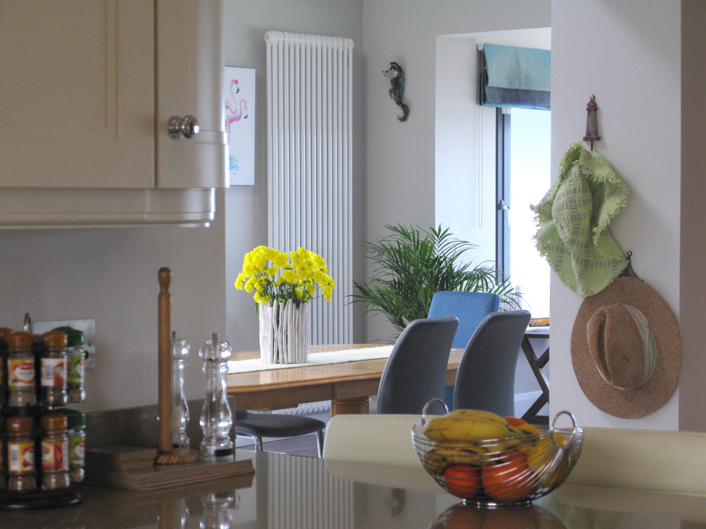 Foto di una cucina moderna di medie dimensioni con ante in stile shaker, ante beige, top in superficie solida, paraspruzzi marrone, elettrodomestici in acciaio inossidabile e pavimento in gres porcellanato