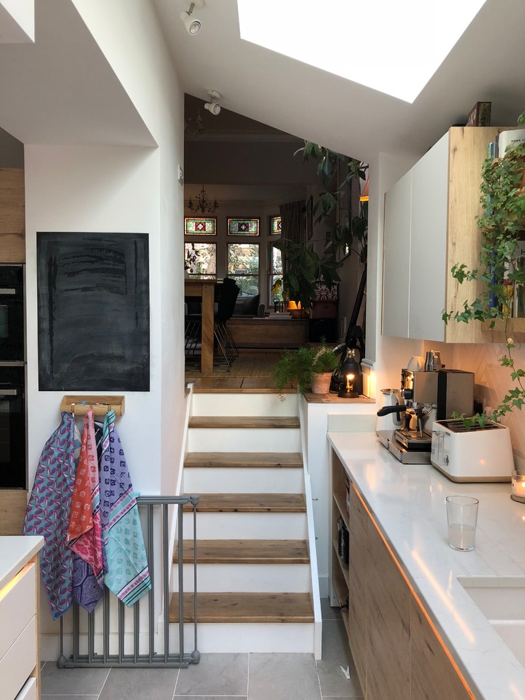 Inspiration för ett funkis kök, med en köksö och grått golv