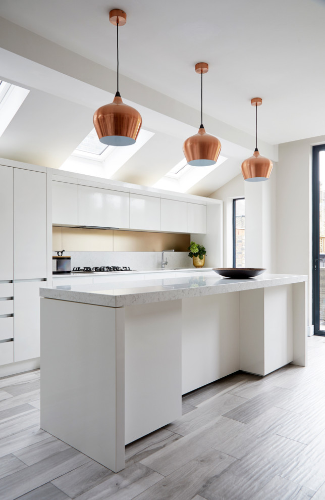 Источник вдохновения для домашнего уюта: параллельная кухня в современном стиле с плоскими фасадами, белыми фасадами, островом, серым полом и белой столешницей