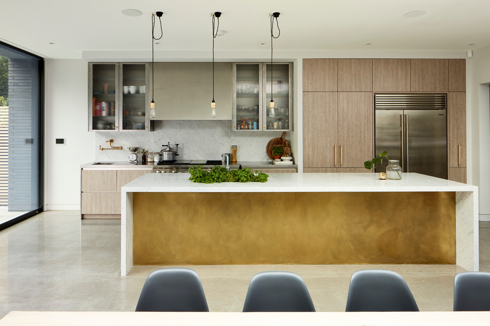 Пример оригинального дизайна: параллельная кухня в современном стиле с плоскими фасадами, фасадами цвета дерева среднего тона, белым фартуком, техникой из нержавеющей стали, бетонным полом, островом и двухцветным гарнитуром