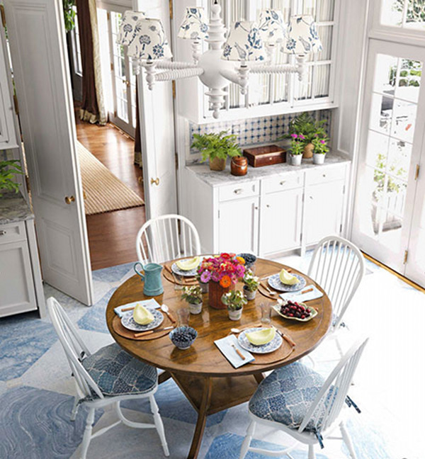 Klassisk inredning av ett mellanstort kök, med en rustik diskho, luckor med glaspanel, vita skåp, granitbänkskiva, blått stänkskydd, stänkskydd i cementkakel, rostfria vitvaror, målat trägolv och en köksö