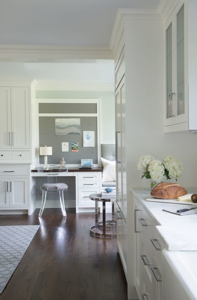 Exempel på ett avskilt, mellanstort klassiskt l-kök, med en rustik diskho, skåp i shakerstil, vita skåp, bänkskiva i kvarts, blått stänkskydd, stänkskydd i stenkakel, rostfria vitvaror, mellanmörkt trägolv, en köksö och brunt golv