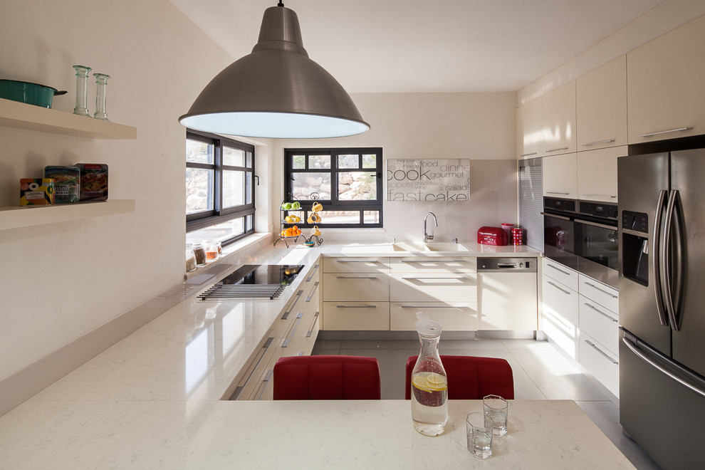 На фото: кухня в современном стиле с монолитной мойкой, плоскими фасадами, белыми фасадами и белой техникой с