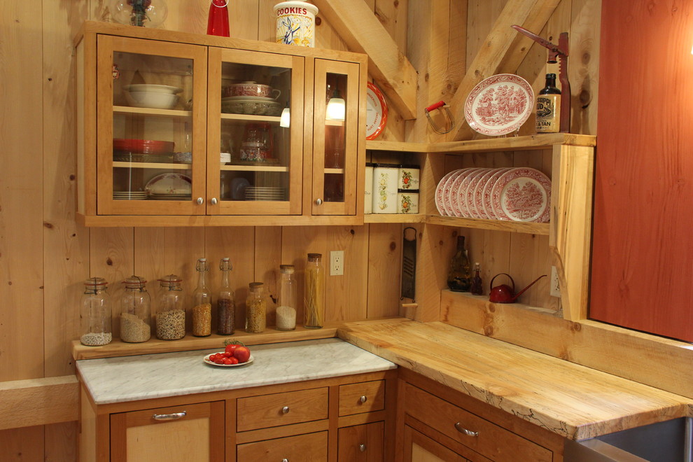 Exempel på ett rustikt u-kök, med en rustik diskho, skåp i shakerstil, marmorbänkskiva och rostfria vitvaror