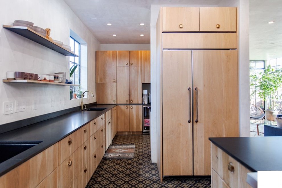 Стильный дизайн: параллельная кухня-гостиная среднего размера в стиле фьюжн - последний тренд