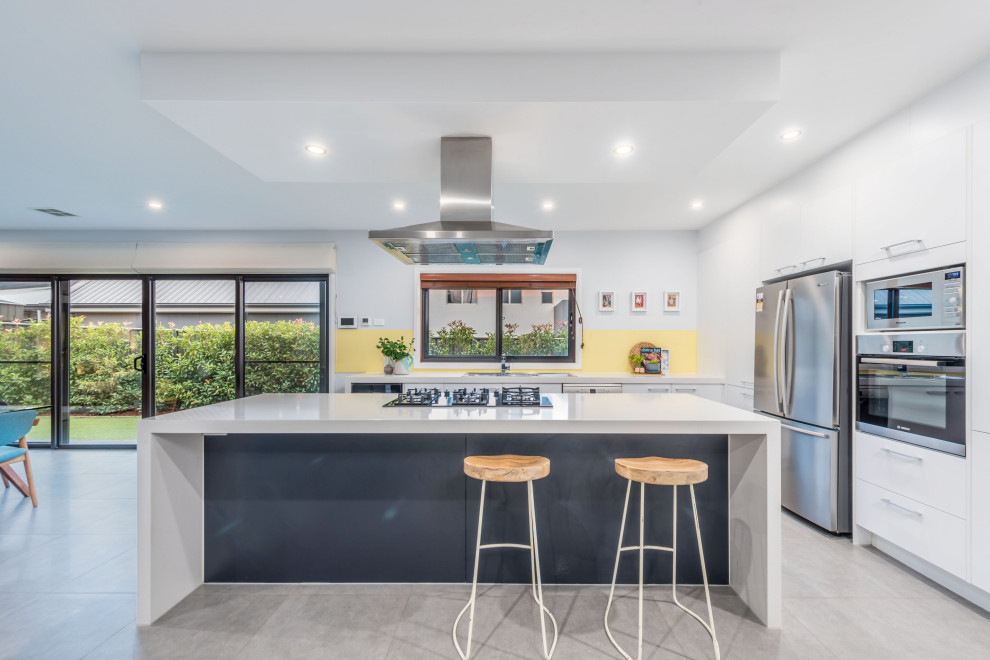 Mittelgroße Moderne Küche mit Doppelwaschbecken, weißen Schränken, Quarzwerkstein-Arbeitsplatte, Küchenrückwand in Gelb, Kücheninsel und weißer Arbeitsplatte in Canberra - Queanbeyan