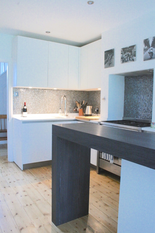 Immagine di una piccola cucina boho chic con ante lisce, ante bianche, paraspruzzi con piastrelle a mosaico e parquet chiaro