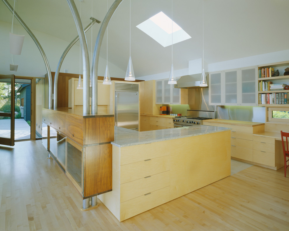 Moderne Küche mit flächenbündigen Schrankfronten und Küchengeräten aus Edelstahl in Portland Maine