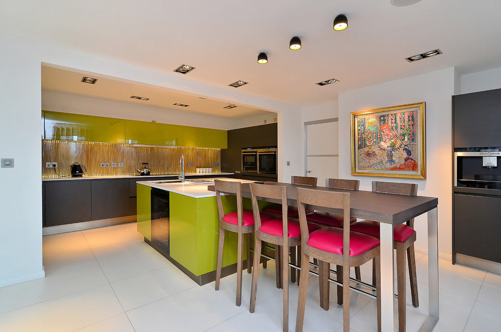 Exempel på ett modernt kök, med en undermonterad diskho, släta luckor, gröna skåp, stänkskydd med metallisk yta, rostfria vitvaror och en köksö