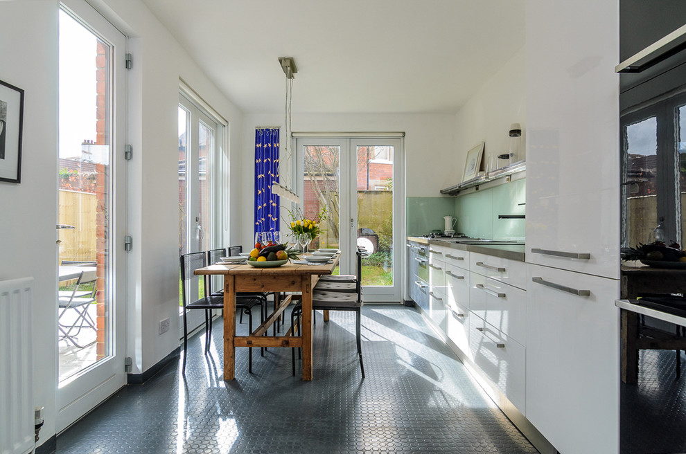 Foto de cocina comedor lineal contemporánea sin isla con fregadero bajoencimera, armarios con paneles lisos, puertas de armario blancas y salpicadero azul