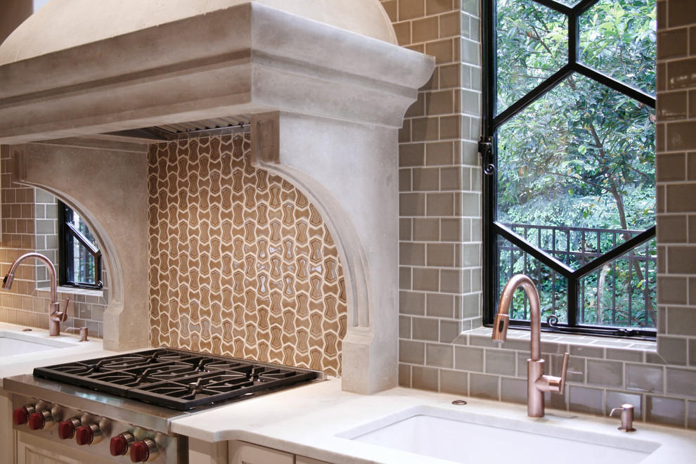 Exempel på ett avskilt, stort modernt l-kök, med en undermonterad diskho, luckor med infälld panel, beige skåp, bänkskiva i kvartsit, brunt stänkskydd, stänkskydd i keramik, rostfria vitvaror, travertin golv och en köksö